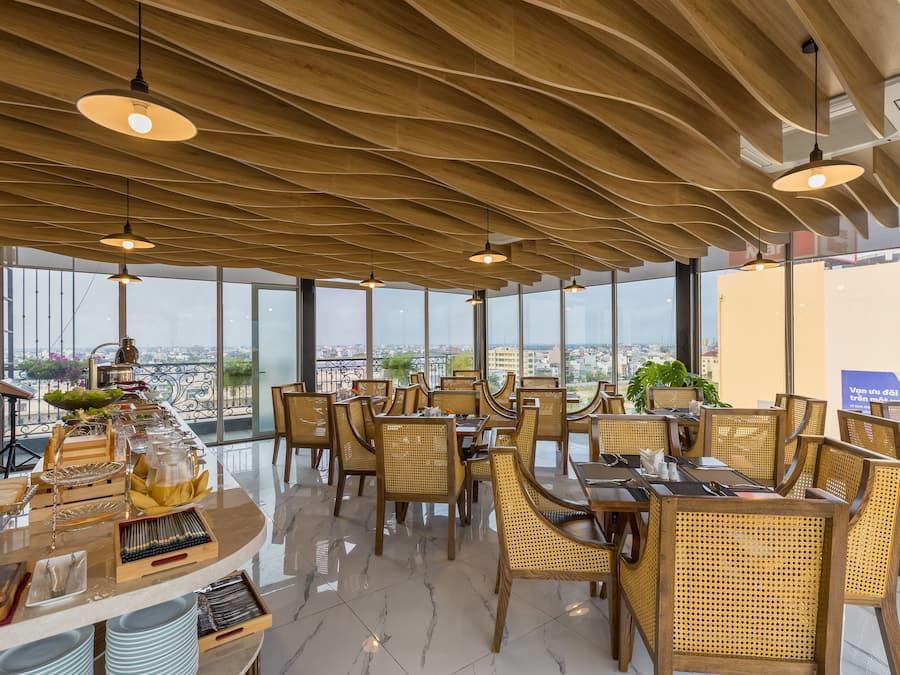 Bữa sáng buffet hàng ngày (100000 VND/mỗi người)