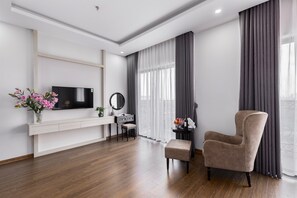 Kahden hengen premier-huone, parveke | Egyptinpuuvillaiset lakanat, ylelliset vuodevaatteet, minibaari