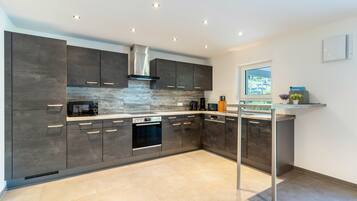 Frigorífico, microondas, horno y placa de cocina