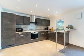 Fridge, microwave, oven, stovetop - Apartment 'Haigerach' with Private Terrace and Wi-Fi (Gengenbach)