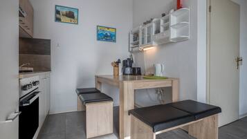 Fridge, oven, stovetop, coffee/tea maker