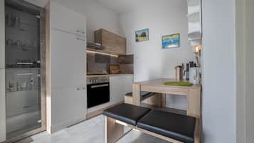 Fridge, oven, stovetop, coffee/tea maker