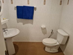 Een douche, een haardroger, handdoeken, zeep