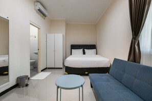 Deluxe Suite | Desk, laptop workspace, free WiFi, bed sheets - Capital O 3930 Griya Loka Syariah (Semarang)