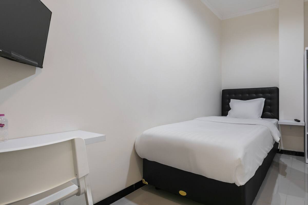 Desk, laptop workspace, free WiFi, bed sheets
