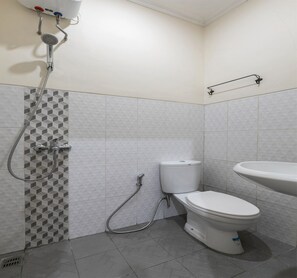 Deluxe Twin Room | Bathroom | Towels, shampoo - Capital O 3930 Griya Loka Syariah (Semarang)