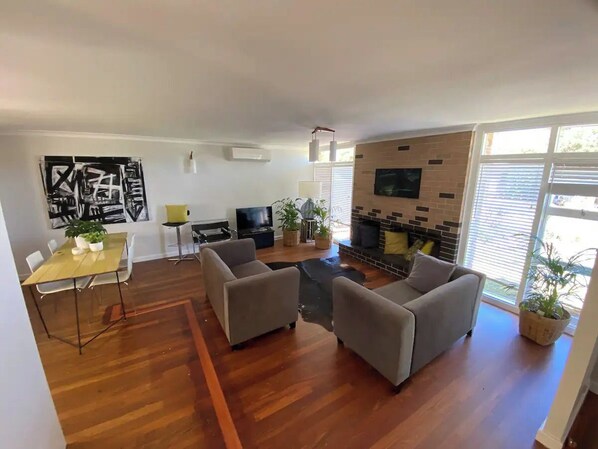 Smart-TV, bøker og kontorer