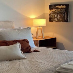 2 soverom, skrivebord, strykejern/-brett og wi-fi (inkludert)