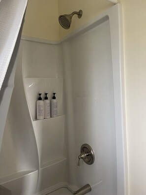 Sèche-cheveux, serviettes fournies, savon, shampoing