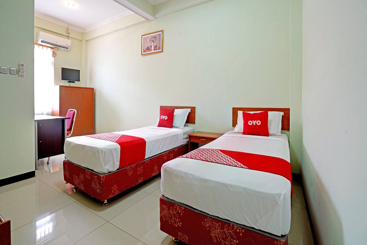 Deluxe Twin Room | 1 bedroom, desk, laptop workspace, blackout drapes