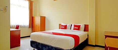 Suite Deluxe | Escritorio, espacio para trabajar con laptop y cortinas blackout