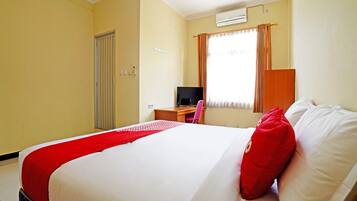 Escritorio, espacio para trabajar con laptop y cortinas blackout