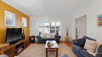 Smart-TV, DVD-spiller, bordtennis og bøker