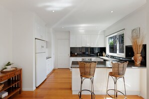 Jääkaappi, mikroaaltouuni, uuni, liesi