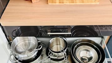 Kühlschrank, Mikrowelle, Herdplatte, Wasserkocher