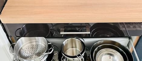 Réfrigérateur, four à micro-ondes, surface de cuisson