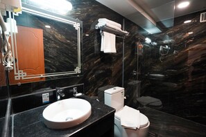 Habitación ejecutiva | Baño | Ducha, artículos de higiene personal gratuitos y secador de pelo