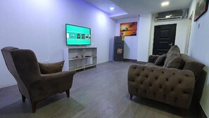 Deluxe Apartment | Bathroom | Rainfall showerhead, free toiletries, hair dryer, bathrobes