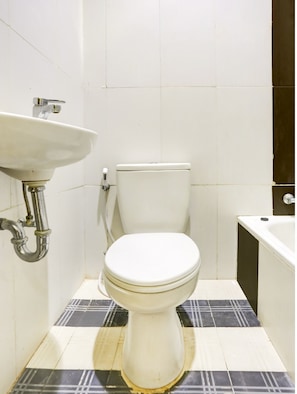 Deluxe Double Room | Bathroom | Bidet, towels, toilet paper