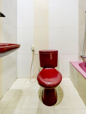 Deluxe suite | Badkamer | Een bidet, handdoeken, toiletpapier