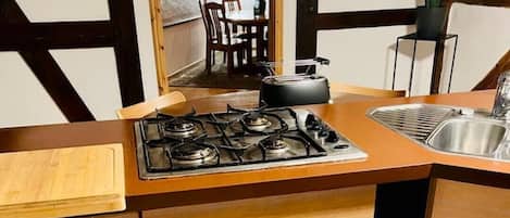 Réfrigérateur, four à micro-ondes, un four, surface de cuisson