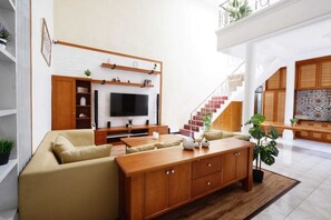 Smart TV, DVD player, music library, stereo - Andromeda Homestay Yogyakarta Malioboro (Jogja)