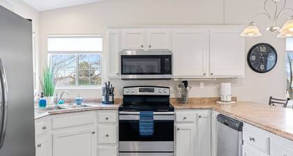 Private home near Zion & state parks, BBQ, cozy stay for family & friends in scenic red rock views!