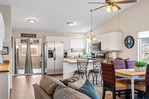 Private home near Zion & state parks, BBQ, cozy stay for family & friends in scenic red rock views!