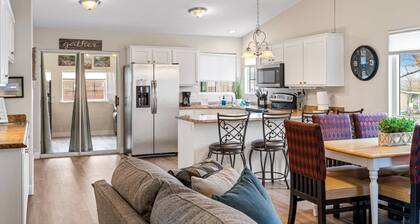 Private home near Zion & state parks, BBQ, cozy stay for family & friends in scenic red rock views!