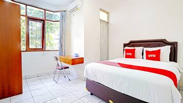 Laptop workspace, blackout curtains, free WiFi, bed sheets