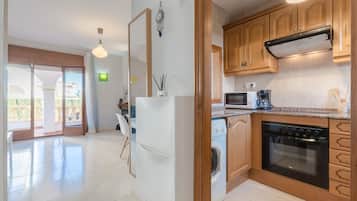 Refrigerador, microondas, horno, placa de cocina