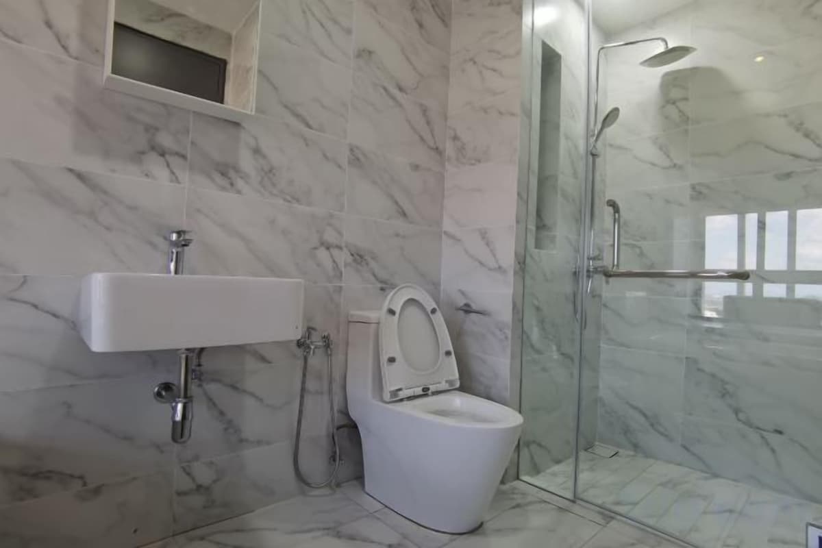 Bathroom | Separate tub and shower, hydromassage showerhead, free toiletries