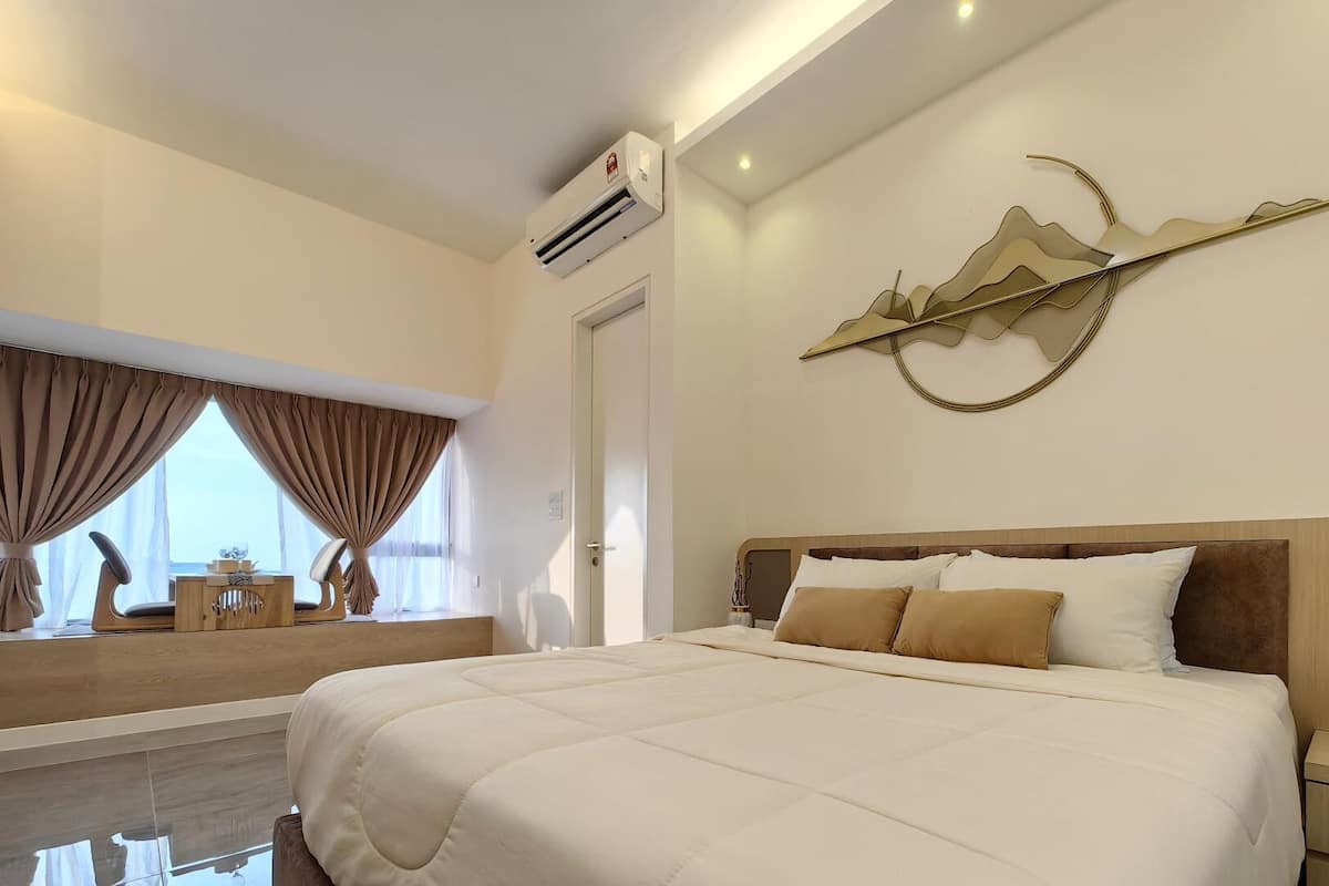 Premium Studio, 1 King Bed, Bathtub, City View
