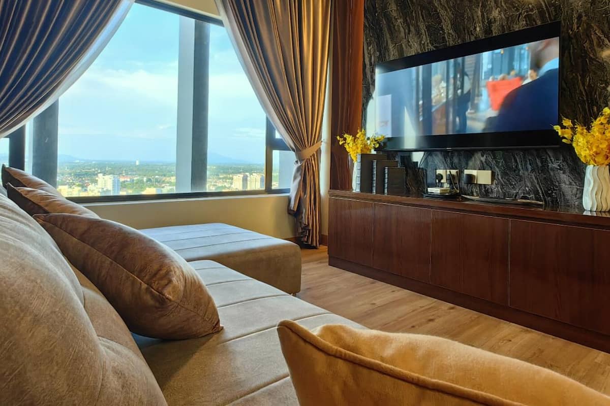 Family Apartment, 2 Bedrooms, Bathtub, City View | Living area