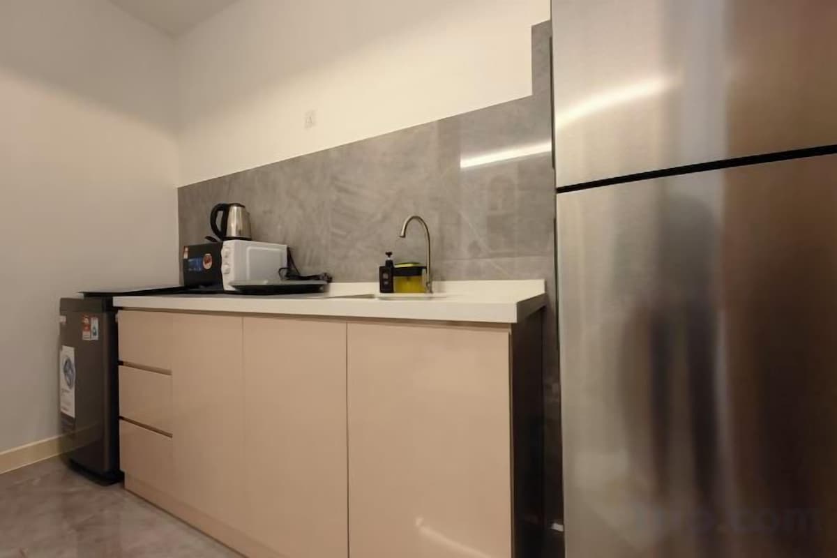 Private kitchen | Fridge, microwave, cookware/dishes/utensils, paper towels