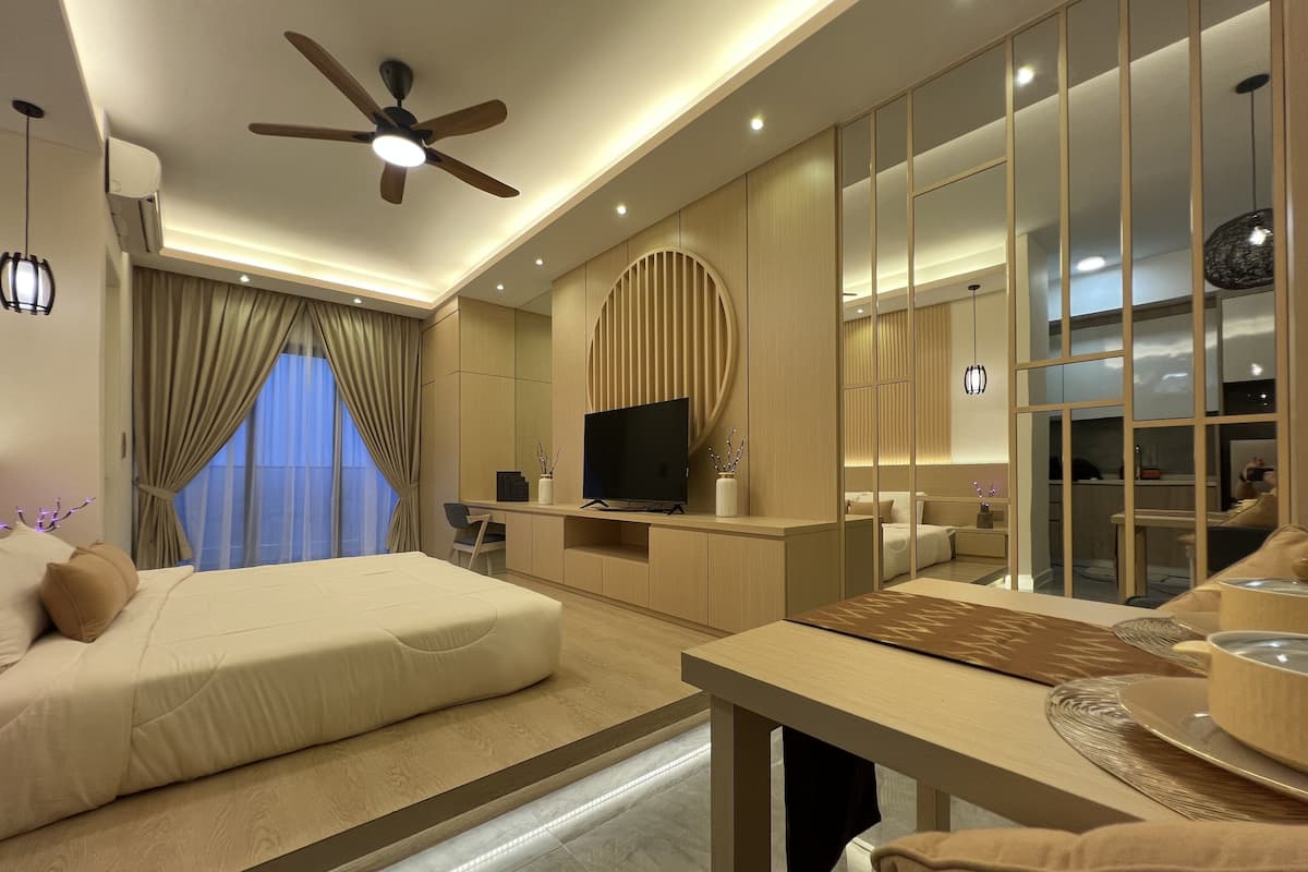 Premium Studio, 1 King Bed, Bathtub, City View