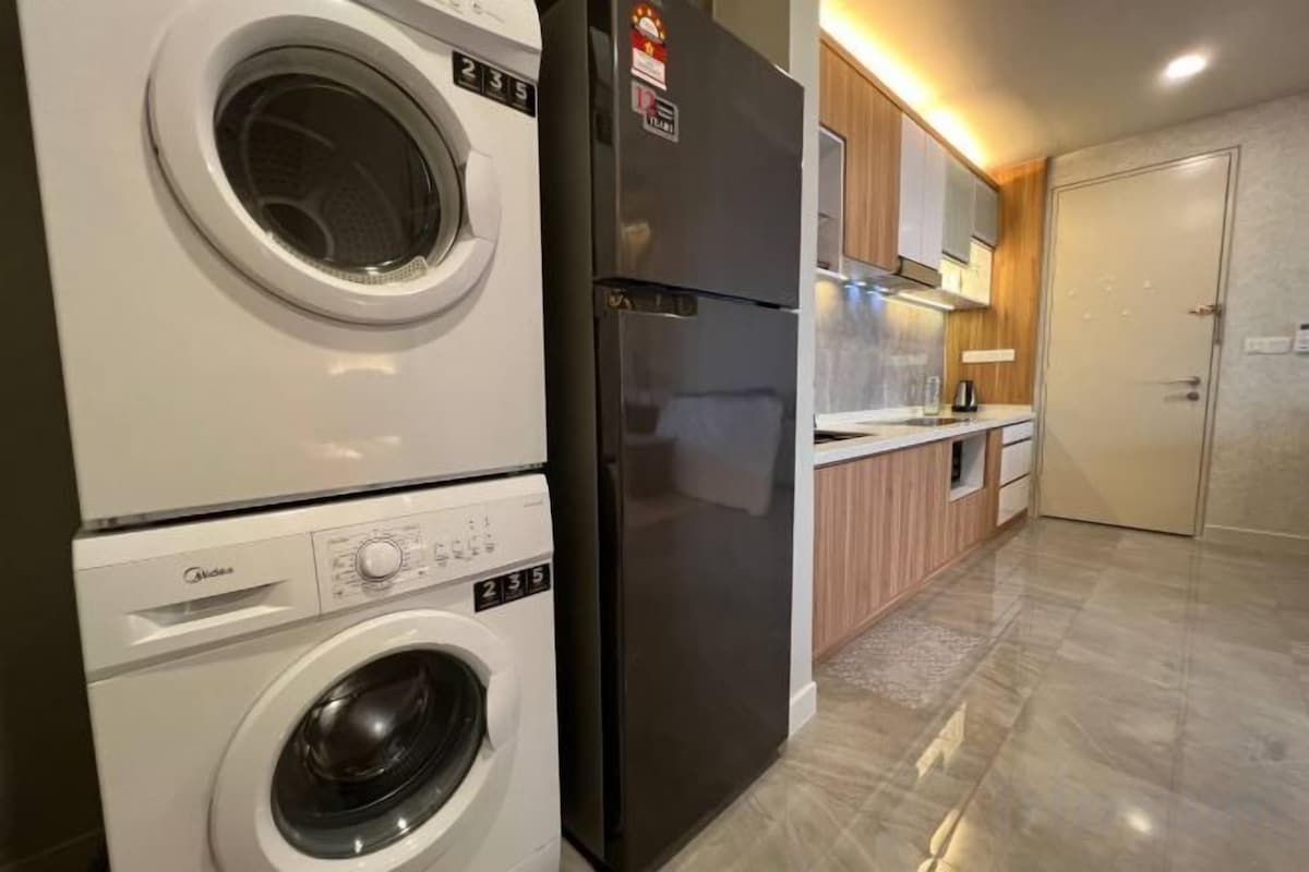 Private kitchen | Fridge, microwave, cookware/dishes/utensils, paper towels