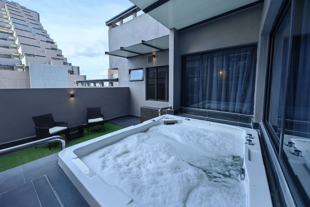 Honeymoon Apartment, Private Pool | Private spa tub