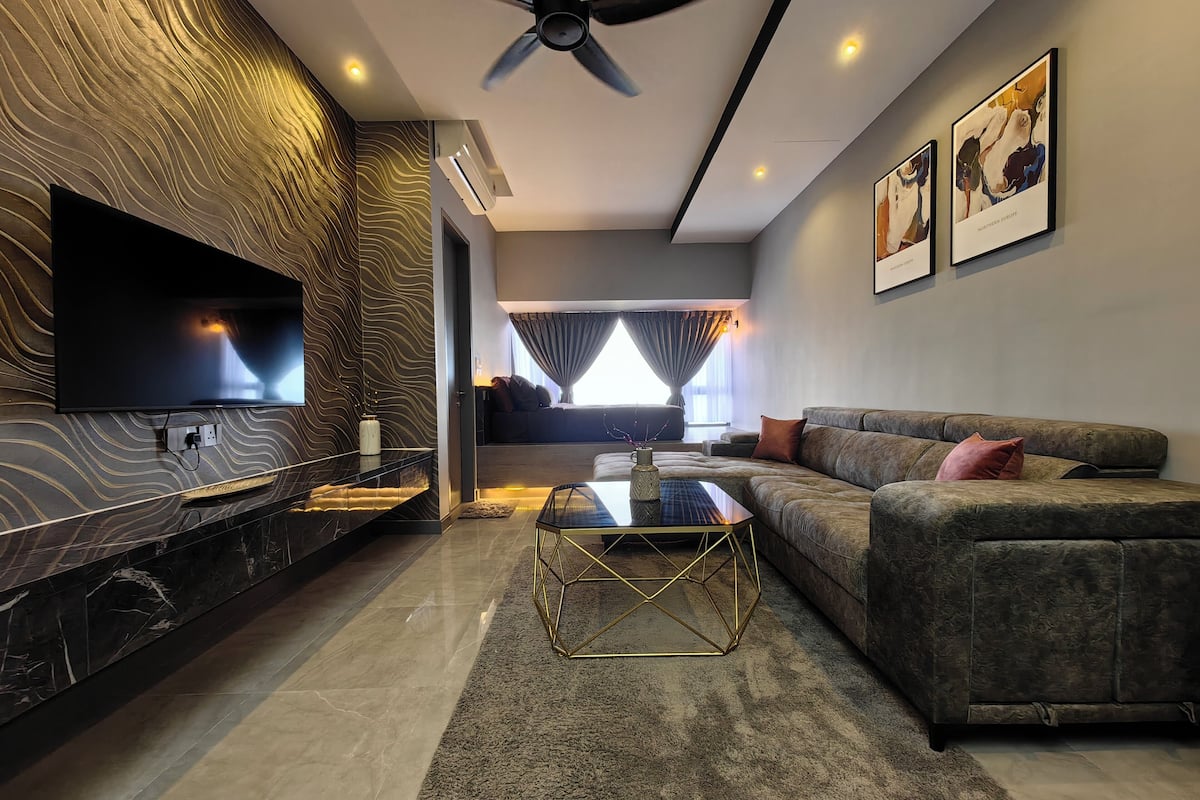 Premium Studio, 1 Queen Bed, Bathtub, Sea View | Living area