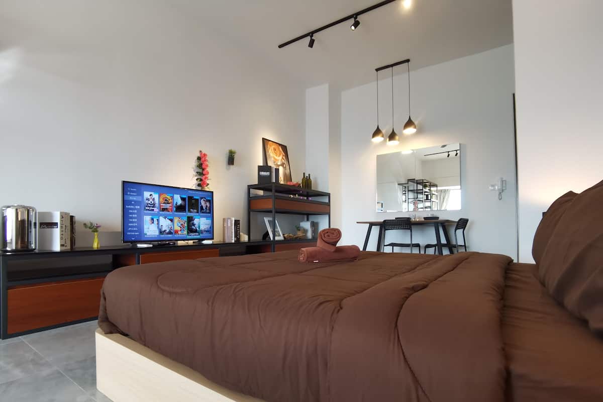 Superior Studio, 1 Queen Bed, Bathtub, Sea View
