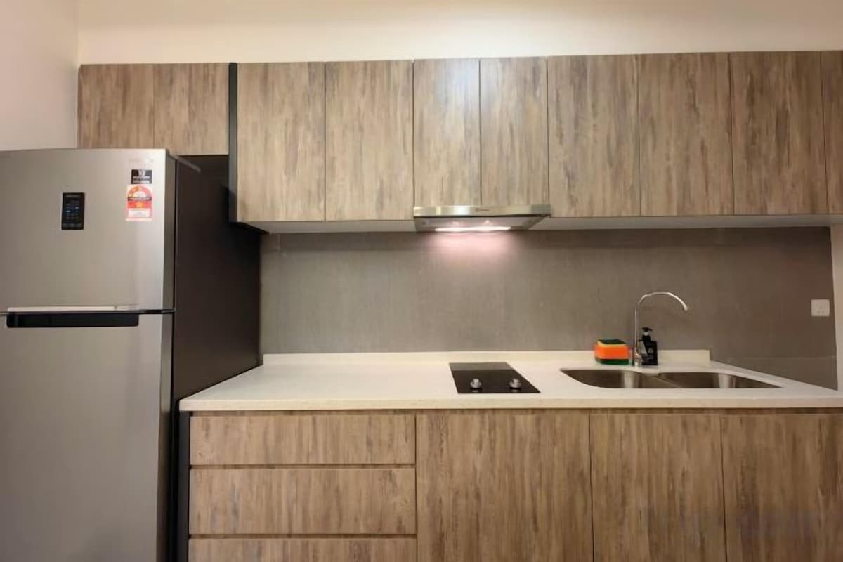 Private kitchen | Fridge, microwave, cookware/dishes/utensils, paper towels