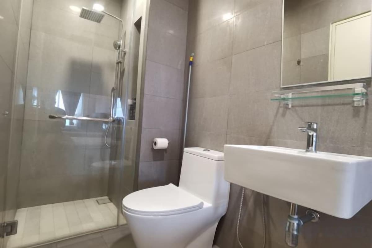 Bathroom | Separate tub and shower, hydromassage showerhead, free toiletries