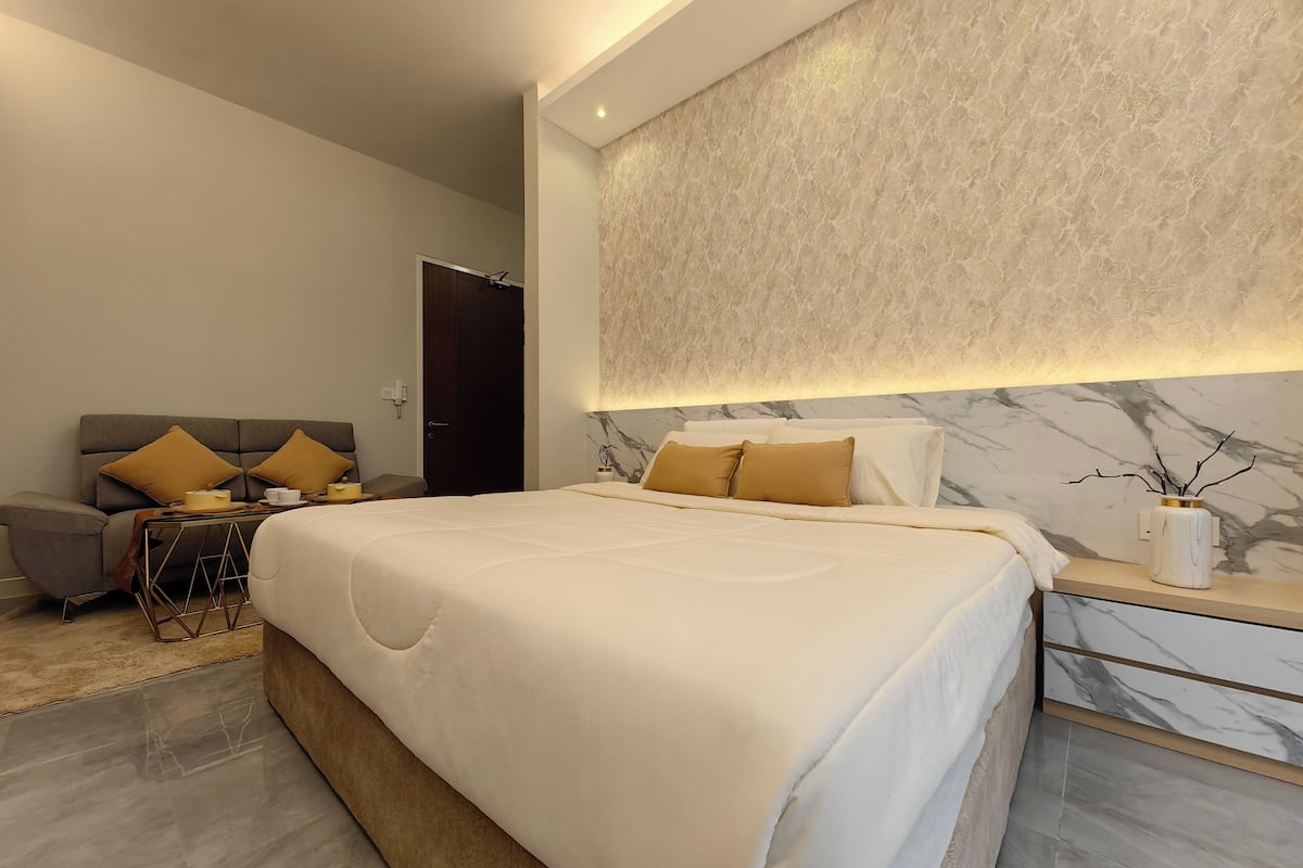 Premium Studio, 1 King Bed, Bathtub, City View