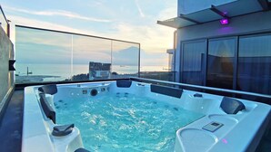 A hot tub on a balcony with a city view. - Attic Home Melaka Imperio Residence (Malacca City)