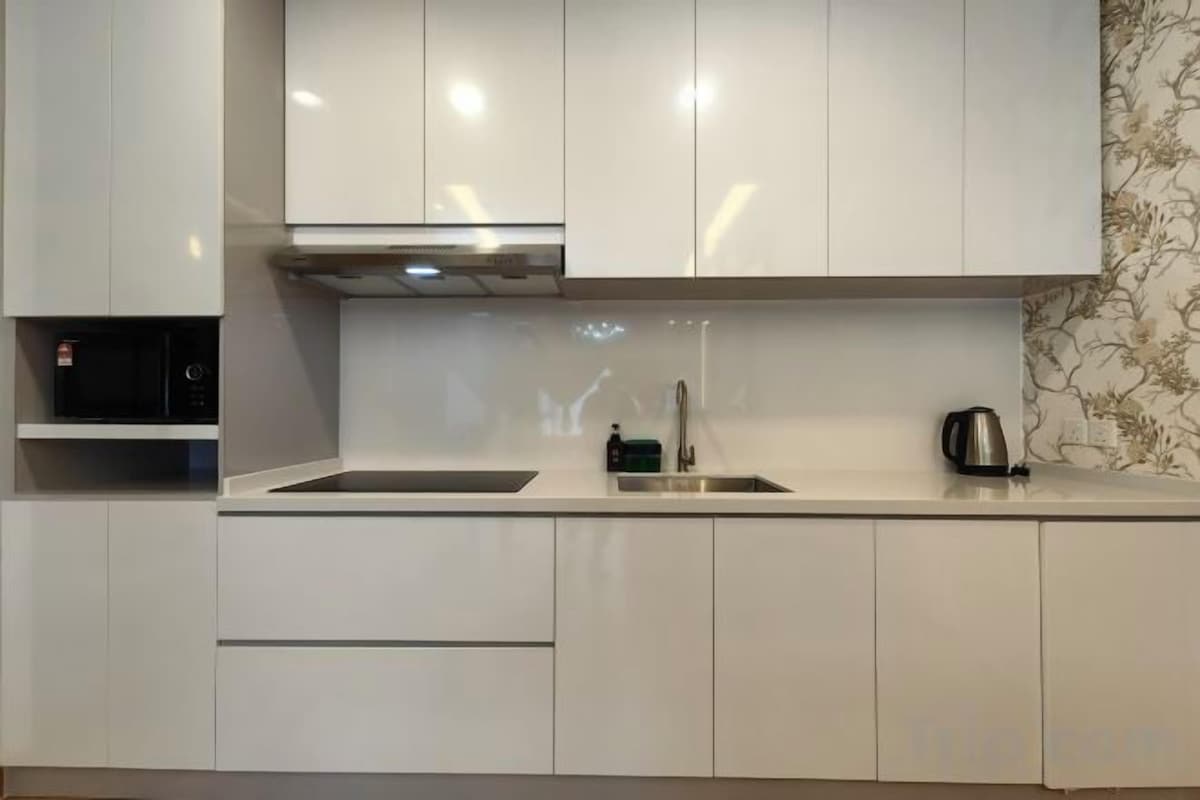 Private kitchen | Fridge, microwave, cookware/dishes/utensils, paper towels