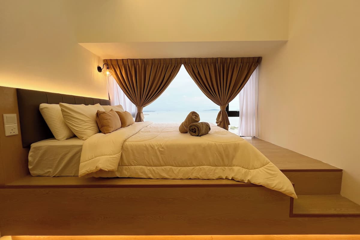 Premium Studio, 1 Queen Bed, Bathtub, Sea View