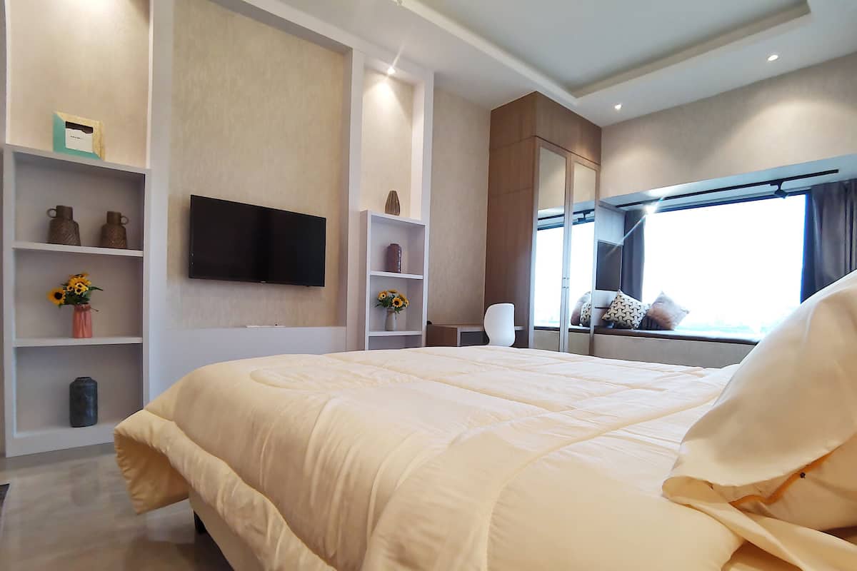 Premium Studio, 1 Queen Bed, Bathtub, City View