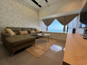 Leilighet – family, 2 soverom, badekar, utsikt mot sjø | Oppholdsområde | Smart-TV, Netflix og strømmetjenester