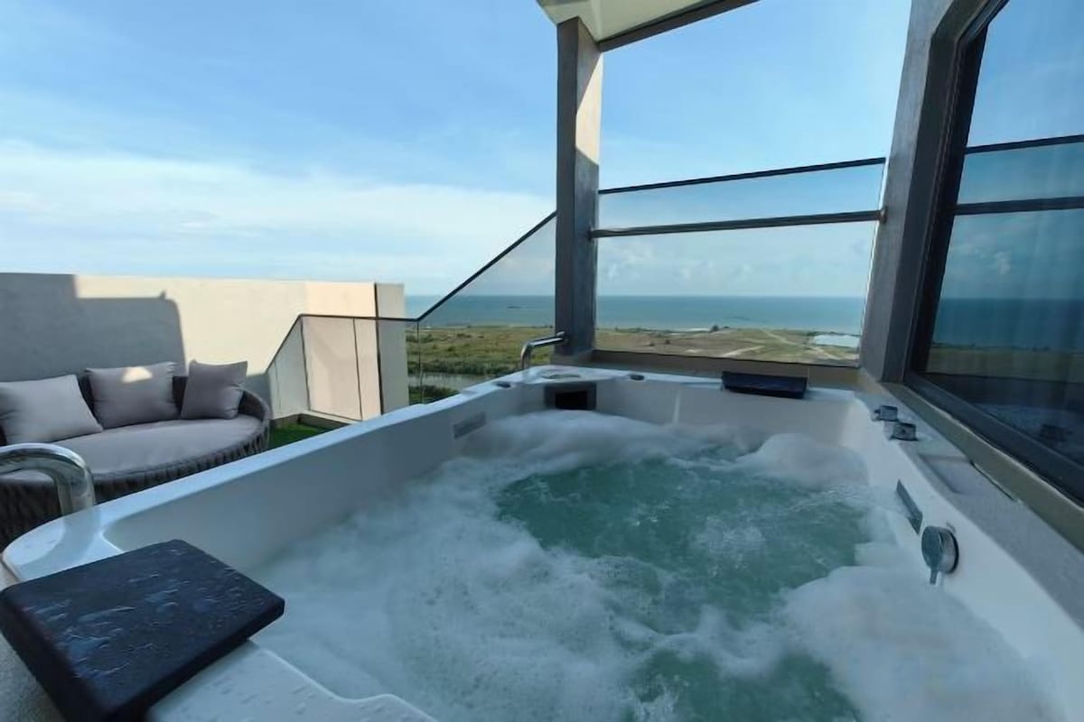 Outdoor spa tub