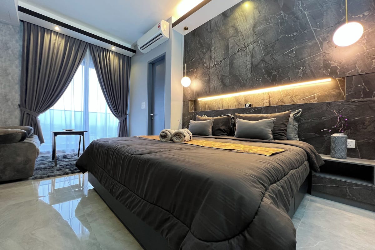 Premium Studio, 1 King Bed, Bathtub, City View